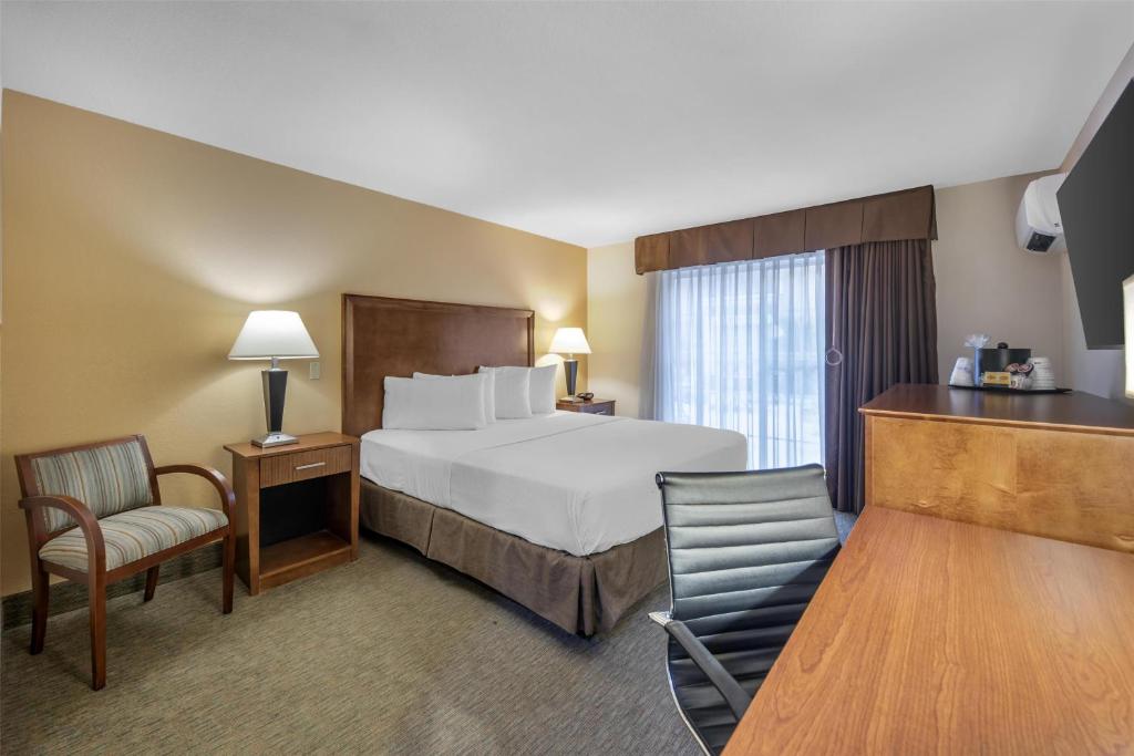 Postel nebo postele na pokoji v ubytování Best Western Plus Atrium Inn