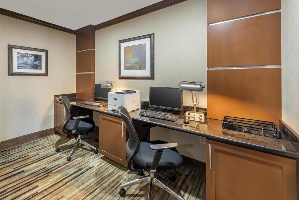 TV a/nebo společenská místnost v ubytování Best Western Plus Atrium Inn