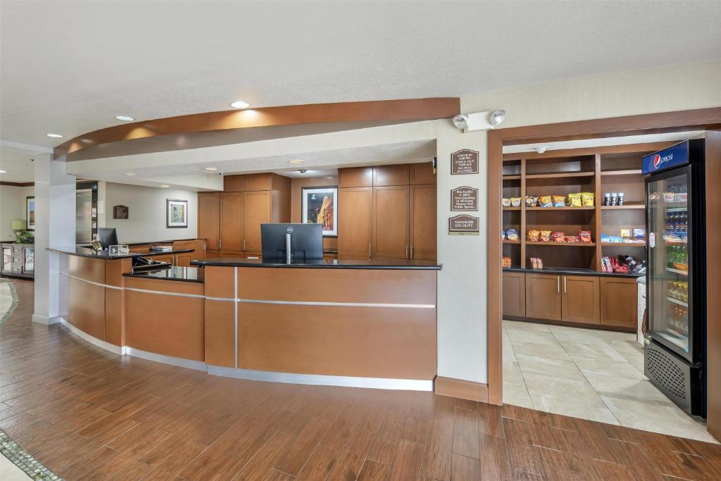 Kuchyň nebo kuchyňský kout v ubytování Best Western Plus Atrium Inn