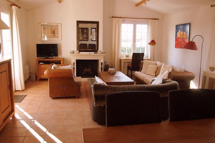 Photo de la galerie de l'établissement Villa in France with Pool and Private Garden, cleaning included, à Vasles