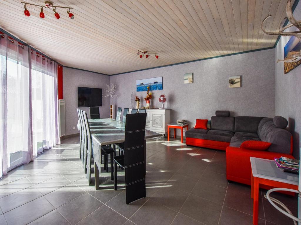 un salon avec une table et un canapé dans l'établissement Holiday Home in La Teste with Pool & BBQ, cleaning included, à La Teste-de-Buch