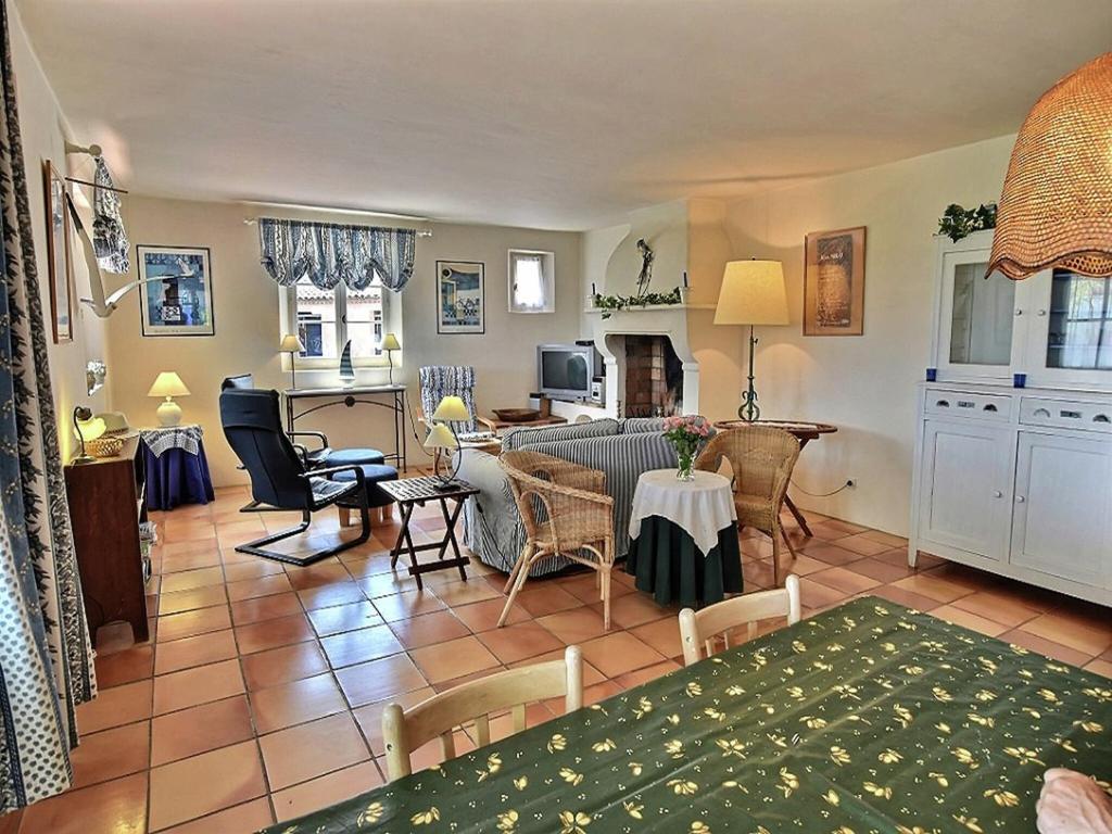 un salon avec un canapé et une table dans l'établissement Villa in Salernes with Pool and Scenic Views, cleaning included, à Salernes