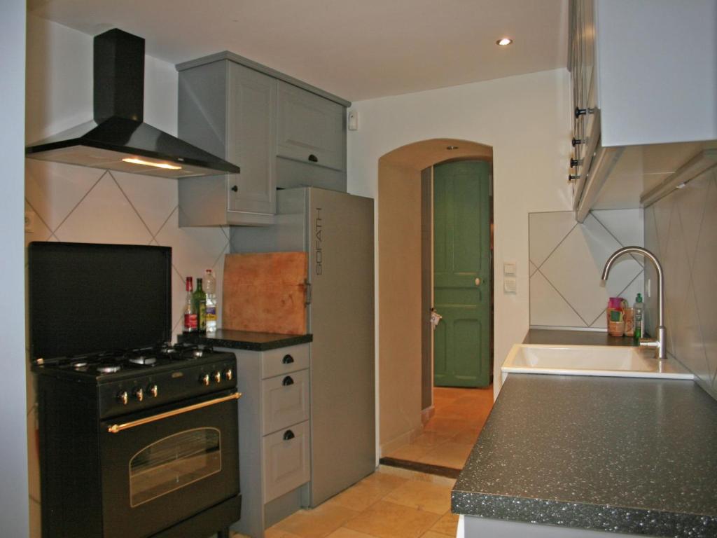 Il comprend une cuisine équipée d'une cuisinière et d'un évier. dans l'établissement Holiday Home near Mont Ventoux Pool, cleaning included, à Vaison-la-Romaine