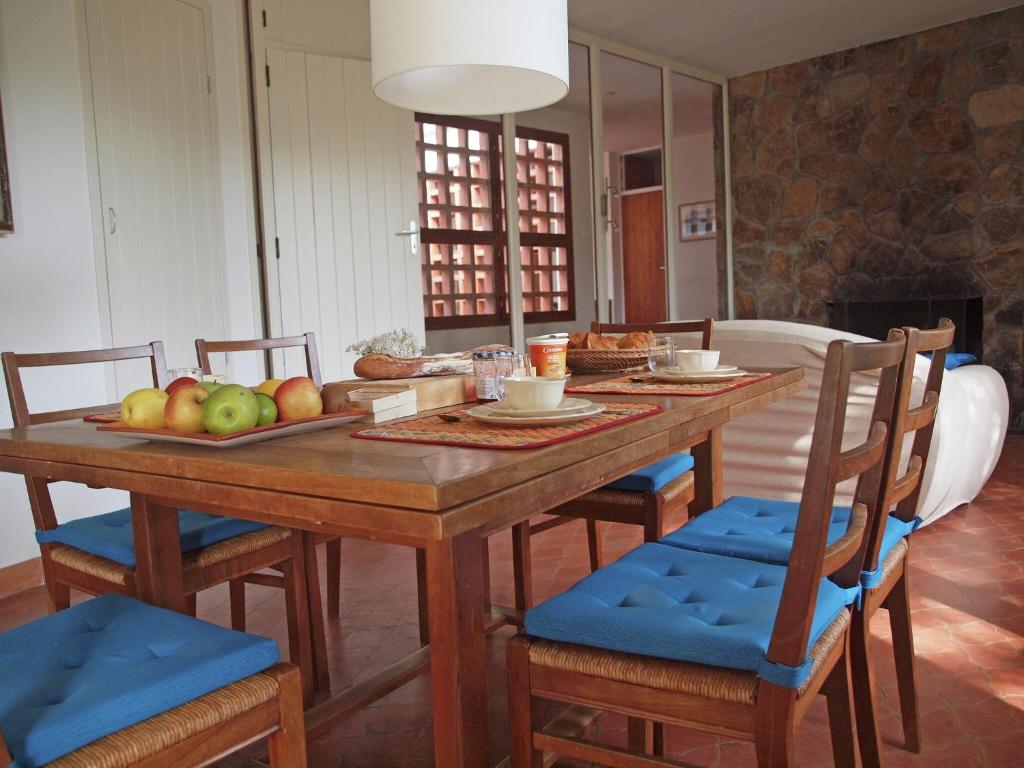 - une table en bois avec des chaises et des fruits dans l'établissement Villa in Cavalaire-sur-Mer near the Sea, cleaning included, à Cavalaire-sur-Mer
