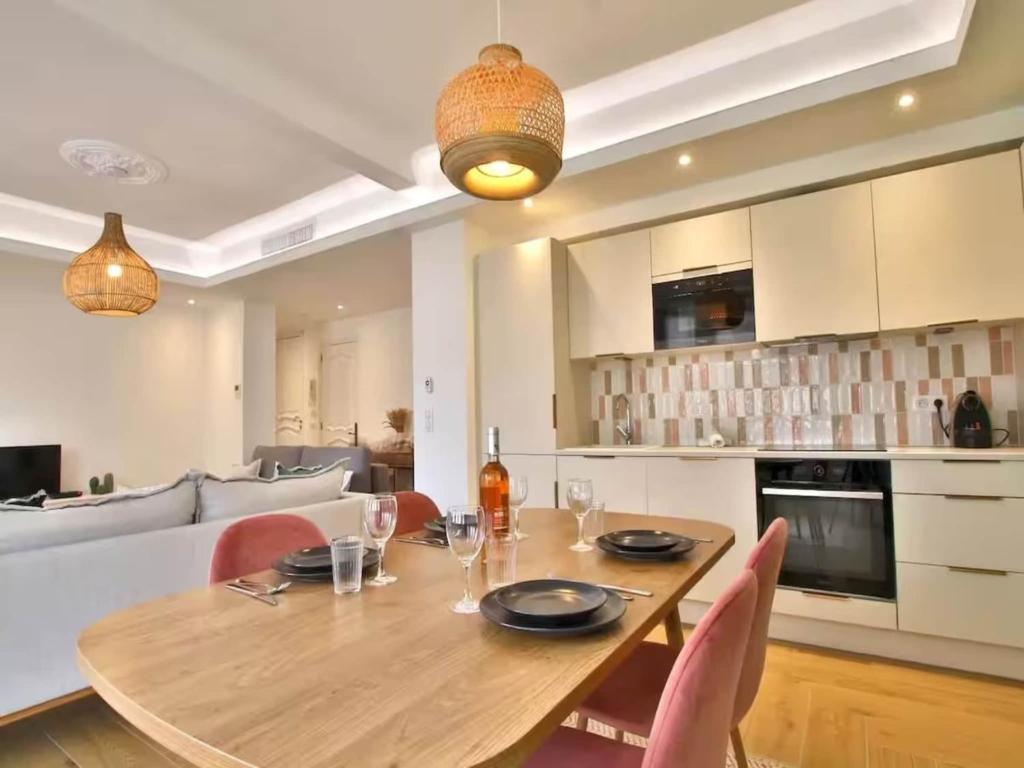 une table et des chaises en bois dans un salon dans l'établissement Apartment in Antibes near Sandy Beaches, cleaning included, à Antibes