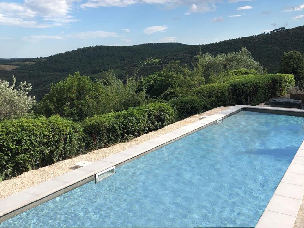une piscine avec vue sur une montagne dans l'établissement Villa in Berlou with Pool and Vineyards, cleaning included, à Berlou