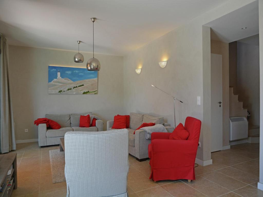 - un salon avec des canapés et des chaises rouges dans l'établissement Villa in Malaucène near Mount Ventoux, cleaning included, à Malaucène