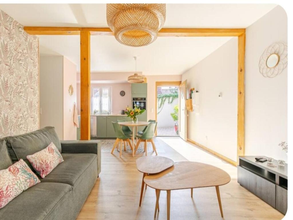 un salon avec un canapé et une table dans l'établissement Apartment in Alsace near Europa-Park, cleaning included, à Dambach-la-Ville
