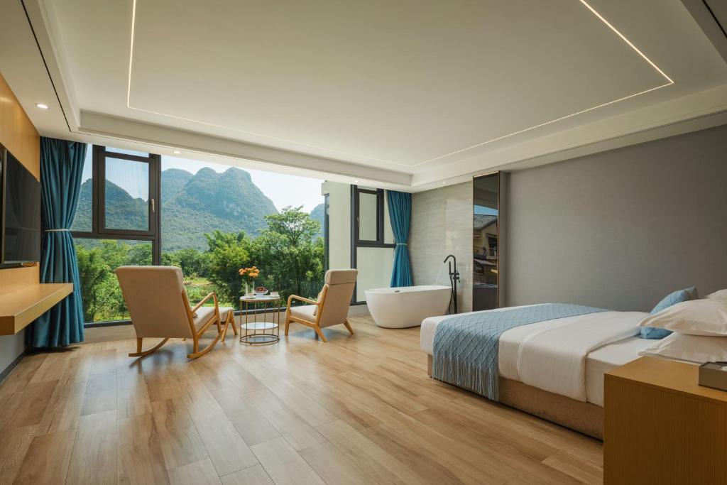Postel nebo postele na pokoji v ubytování Yangshuo Lakeside Inn
