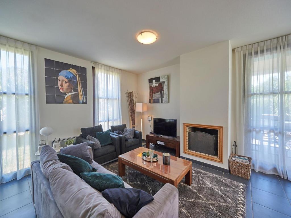 Photo de la galerie de l'établissement Villa in Castle Park with Heated Pool, cleaning included, à Salles