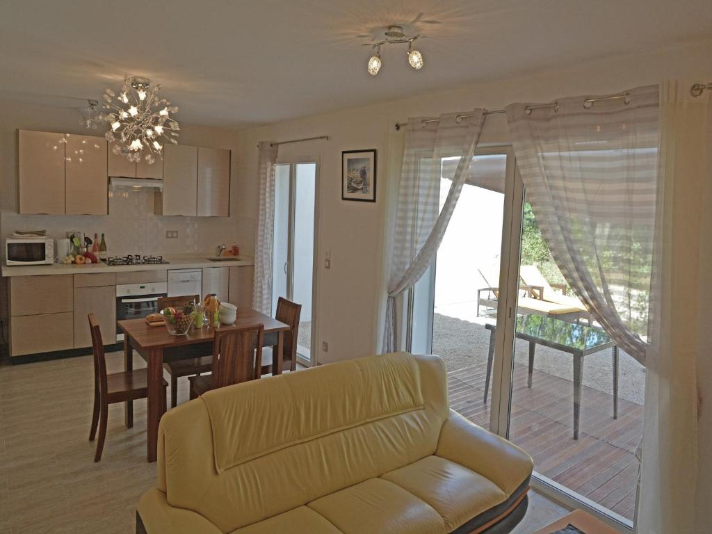 un salon et une cuisine avec un canapé et une table dans l'établissement Villa in Montauroux with Pool and Forest Views, cleaning included, à Montauroux