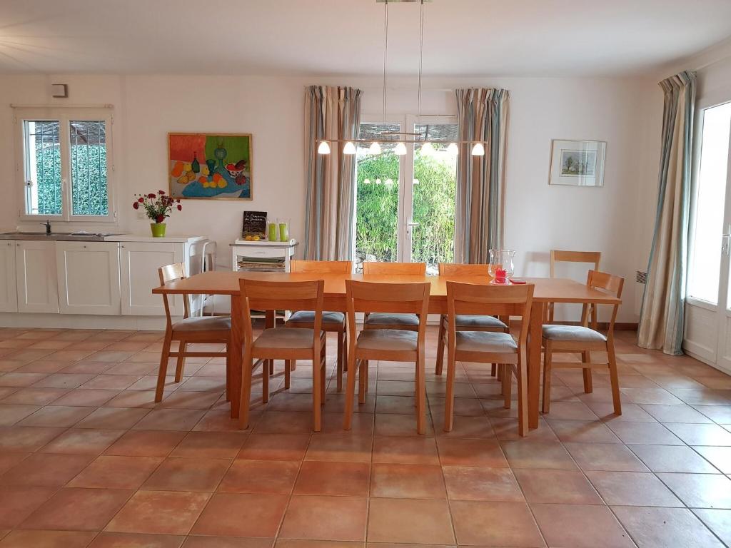 une salle à manger avec une table et des chaises en bois dans l'établissement Villa in Vidauban with Private Pool, cleaning included, à Vidauban
