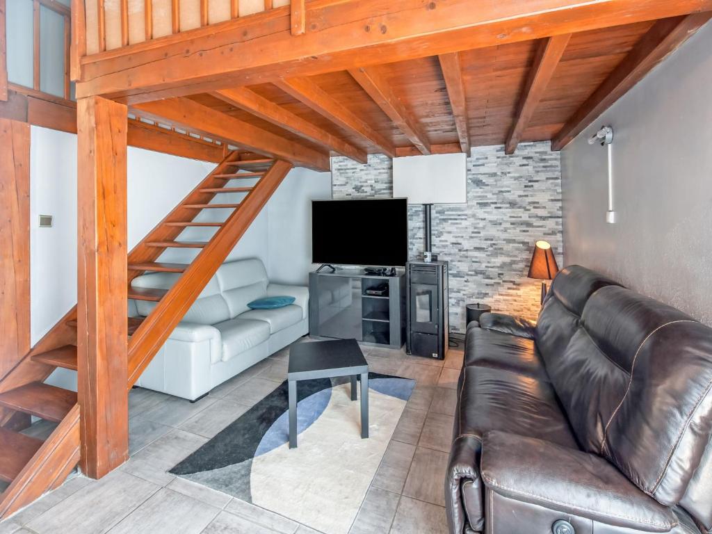 un salon avec un canapé et une télévision dans l'établissement Holiday Home in Orange with Private Pool, cleaning included, à Orange