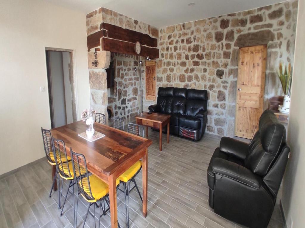 - un salon avec une table en bois et des fauteuils en cuir dans l'établissement Farmhouse in Ardèche near Vallon Pont d'Arc, cleaning included, à Sanilhac