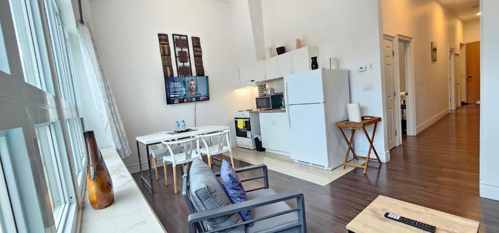 Η κουζίνα ή μικρή κουζίνα στο Perfect Location! Quiet-Spacious-2 Bed-2 Bath