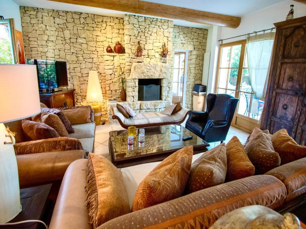 Photo de la galerie de l'établissement Villa in Villars with Pool and Sauna, cleaning included, à Villars