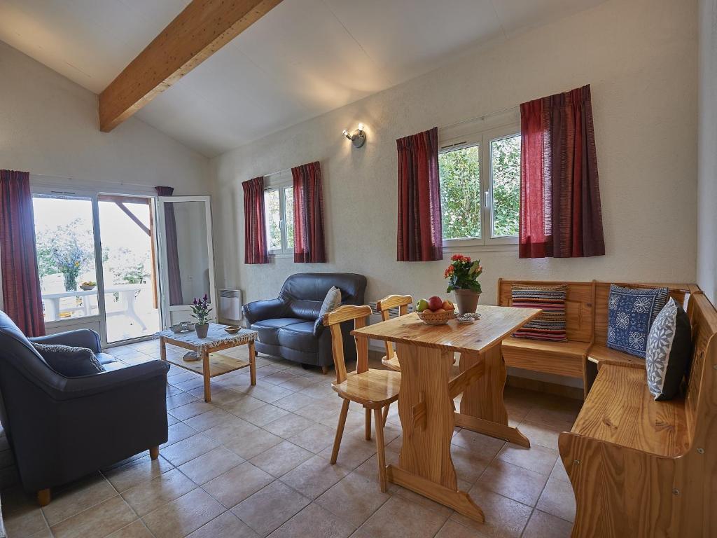 Photo de la galerie de l'établissement Holiday Home in France with Private Terrace, cleaning included, à Mauroux