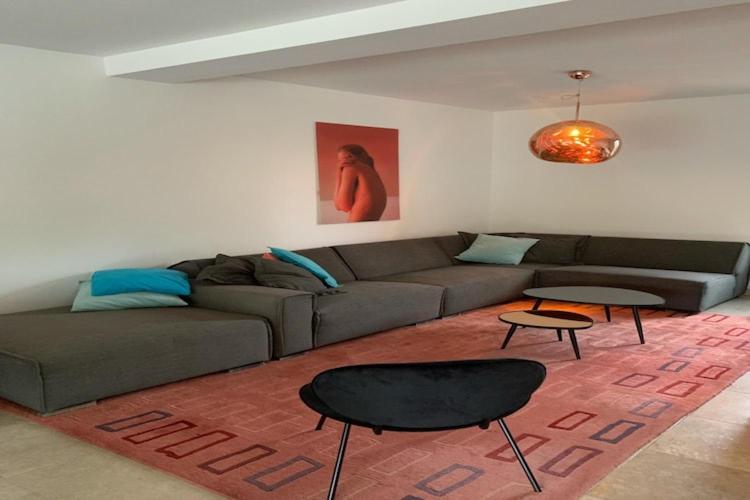 un salon avec un canapé et deux tables dans l'établissement Villa in Malaucène with Private Pool, cleaning included, à Malaucène