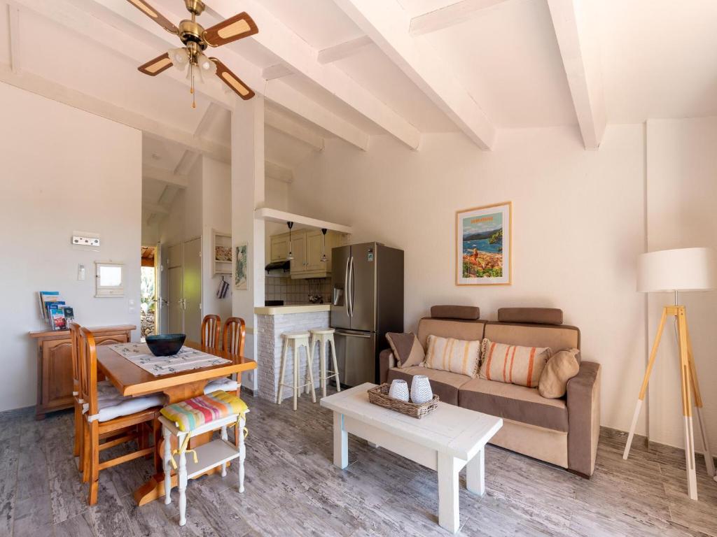 un salon avec un canapé et une table dans l'établissement Apartment in Provence near Saint Tropez Beach, cleaning included, à Roquebrune-sur Argens