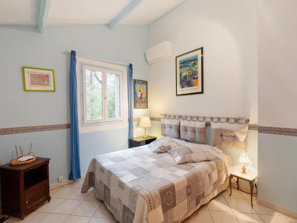 une chambre avec un grand lit et une fenêtre dans l'établissement Villa in Provence near Vaison-la-Romaine, cleaning included, à Vaison-la-Romaine