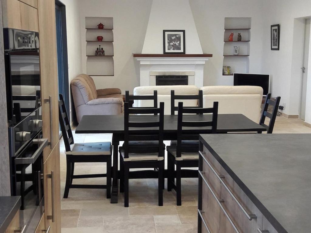 une salle à manger avec une table, des chaises et un canapé dans l'établissement Holiday Home in Var with Private Pool, cleaning included, à Saint Antonin du Var