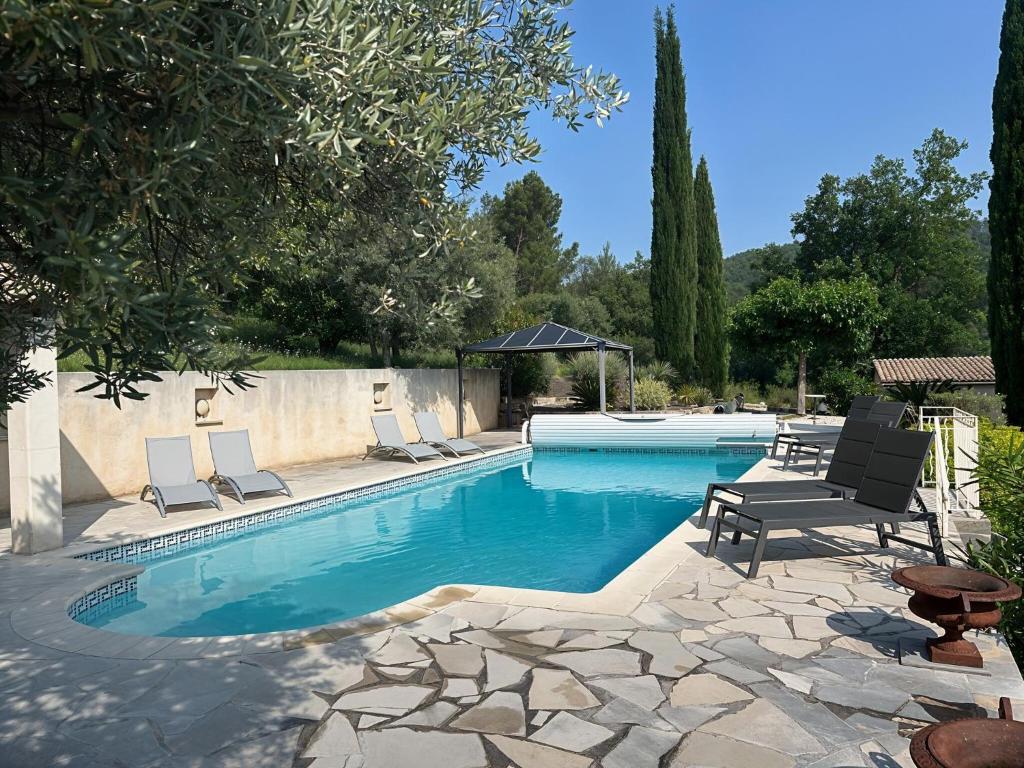 une piscine avec deux chaises et une table dans l'établissement Villa in Provence with Private Pool, à Draguignan