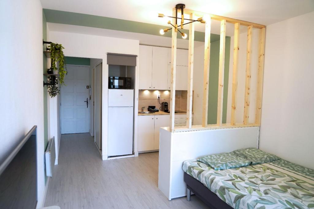 Cette petite chambre comprend un lit et une cuisine. dans l'établissement Studio proche de la mer, à Saint-Mandrier-sur-Mer