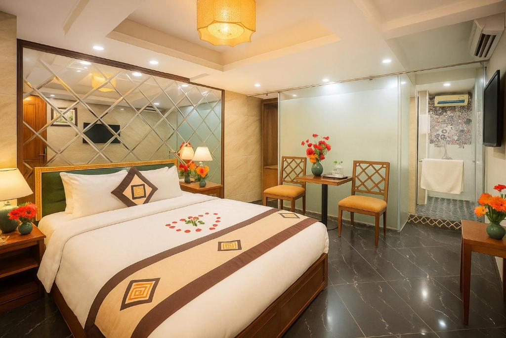 Postel nebo postele na pokoji v ubytování Hanoi Sena Hotel & Travel - Former Symphony Hanoi Hotel