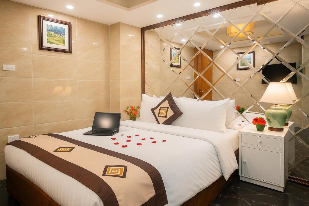 Postel nebo postele na pokoji v ubytování Hanoi Sena Hotel & Travel - Former Symphony Hanoi Hotel