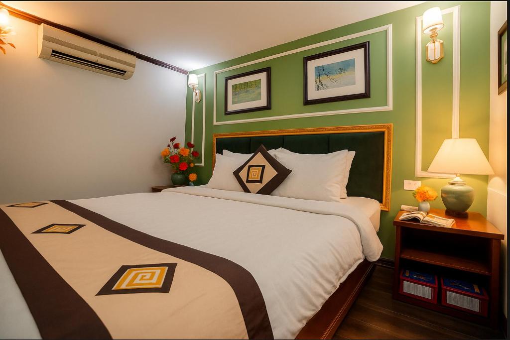 Postel nebo postele na pokoji v ubytování Hanoi Sena Hotel & Travel - Former Symphony Hanoi Hotel