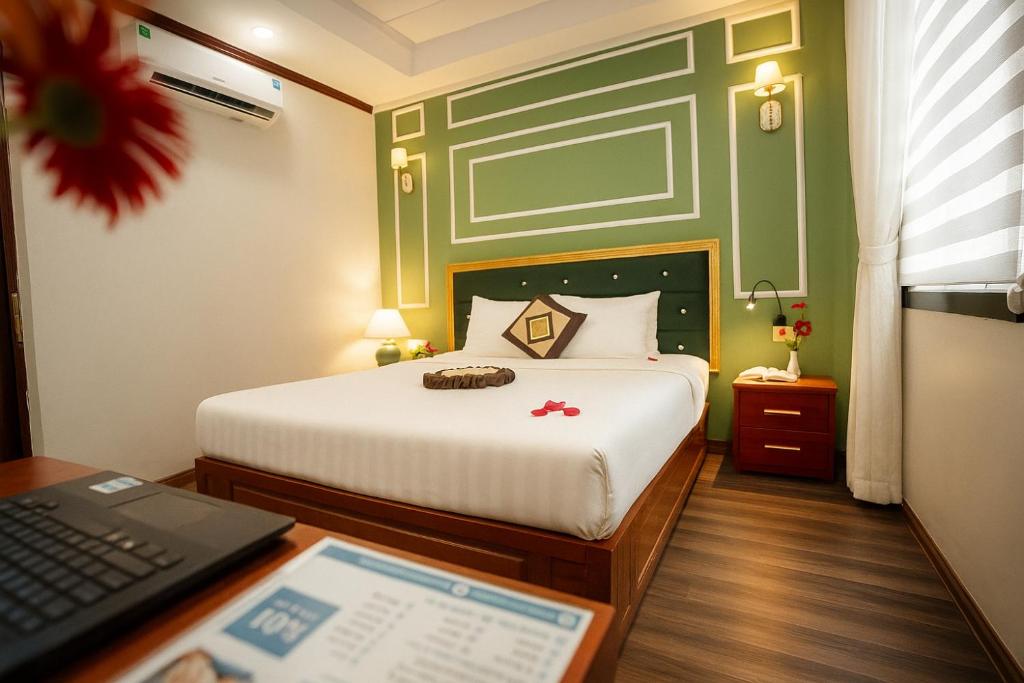 Postel nebo postele na pokoji v ubytování Hanoi Sena Hotel & Travel - Former Symphony Hanoi Hotel