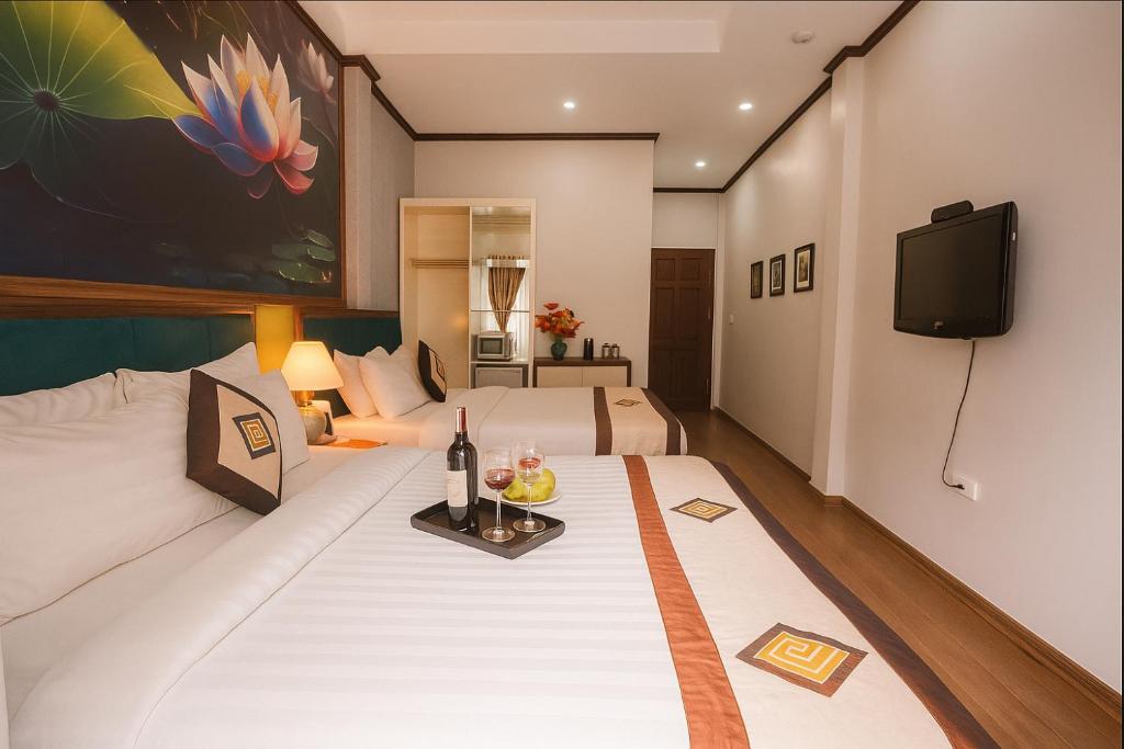 Postel nebo postele na pokoji v ubytování Hanoi Sena Hotel & Travel - Former Symphony Hanoi Hotel