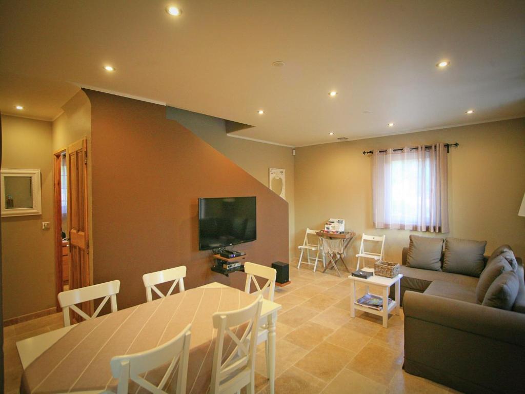 un salon avec un canapé, une table et une télévision dans l'établissement Villa in Lubéron with Saltwater Pool, cleaning included, à Apt