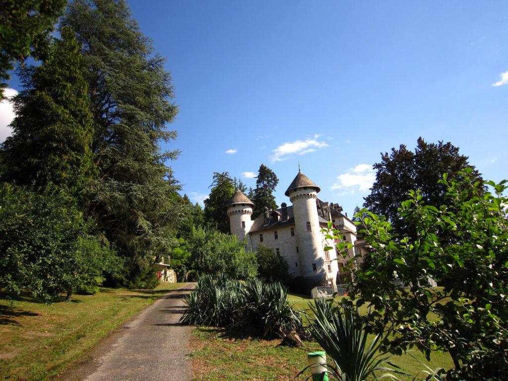 un château sur une colline avec un chemin de terre dans l'établissement Chateau in Rhone Valley near Ski Resorts, cleaning included, à Serrières-en-Chautagne