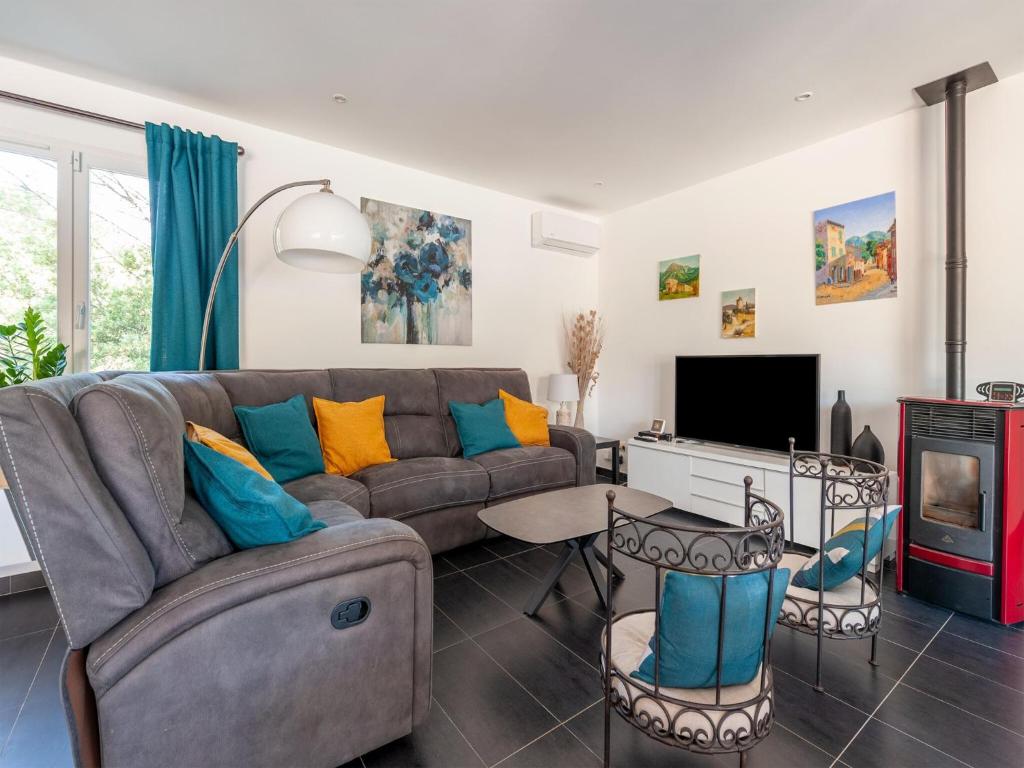 un salon avec un canapé et une télévision dans l'établissement Villa in Vidauban near Sainte Maxime Beach, cleaning included, à Vidauban