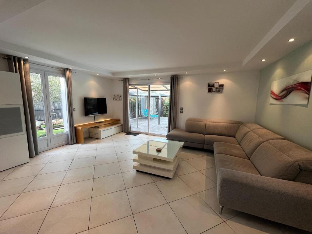 un salon avec un canapé et une télévision dans l'établissement Villa in Vidauban with Private Pool, cleaning included, à Vidauban