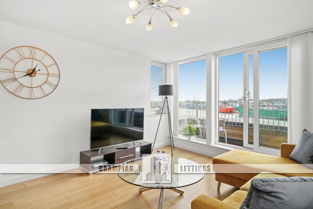 TV a/nebo společenská místnost v ubytování Queens Apartments - Grampian Lettings Ltd