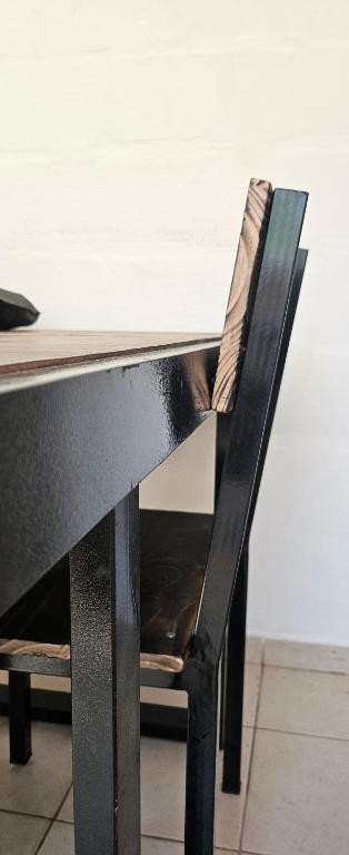 a black bench with a chair sitting at a table at La NIÑA 6 in Jesús María