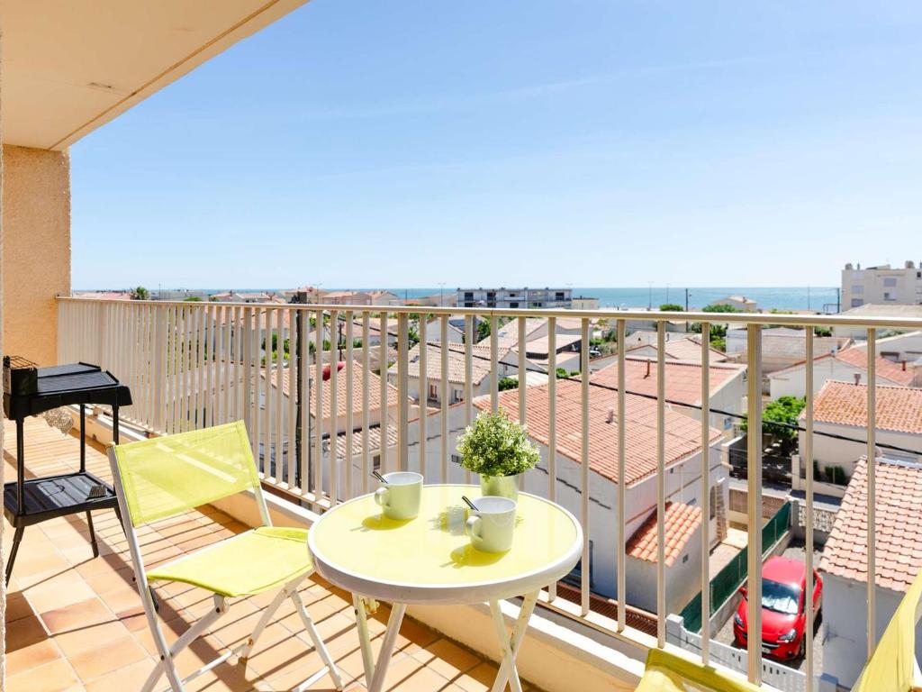 un balcon avec une table et des chaises sur un balcon dans l'établissement Appartement T3 à 2 min de la mer, 4 personnes, balcon vue mer - FR-1-409-283, à Narbonne