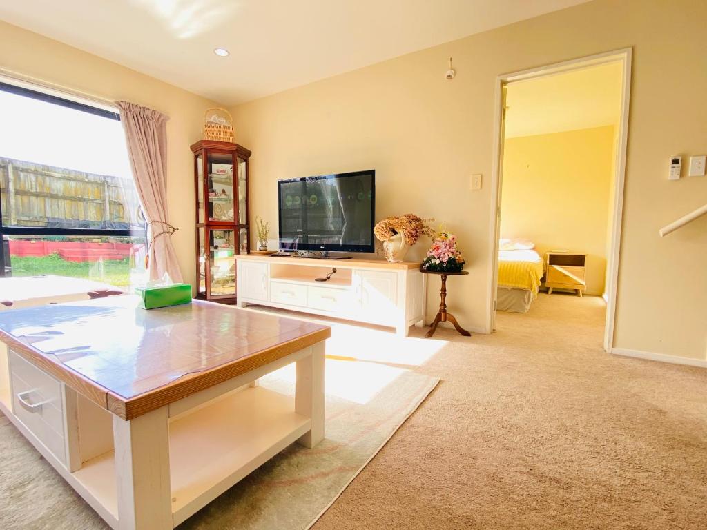 TV a/nebo společenská místnost v ubytování Sunny Room in West Auckland - Shared bathroom