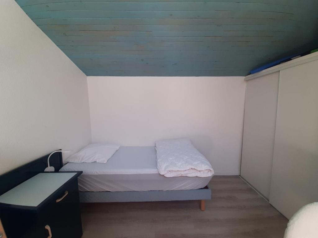 Łóżko lub łóżka w pokoju w obiekcie Appartement Duplex T2 avec Piscine à Vieux-Boucau, Proche Plage - FR-1-239-769