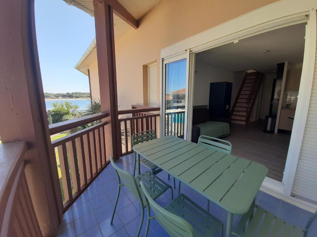 Balkon lub taras w obiekcie Appartement Duplex T2 avec Piscine à Vieux-Boucau, Proche Plage - FR-1-239-769