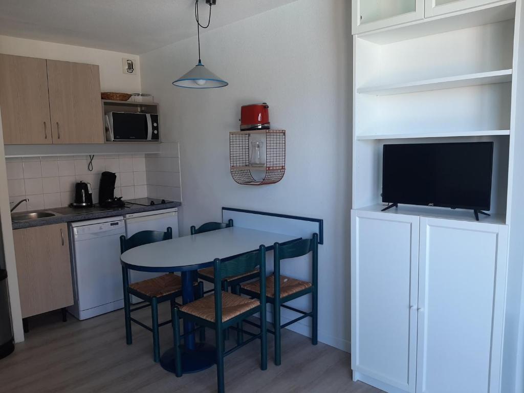 Kuchnia lub aneks kuchenny w obiekcie Appartement Duplex T2 avec Piscine à Vieux-Boucau, Proche Plage - FR-1-239-769