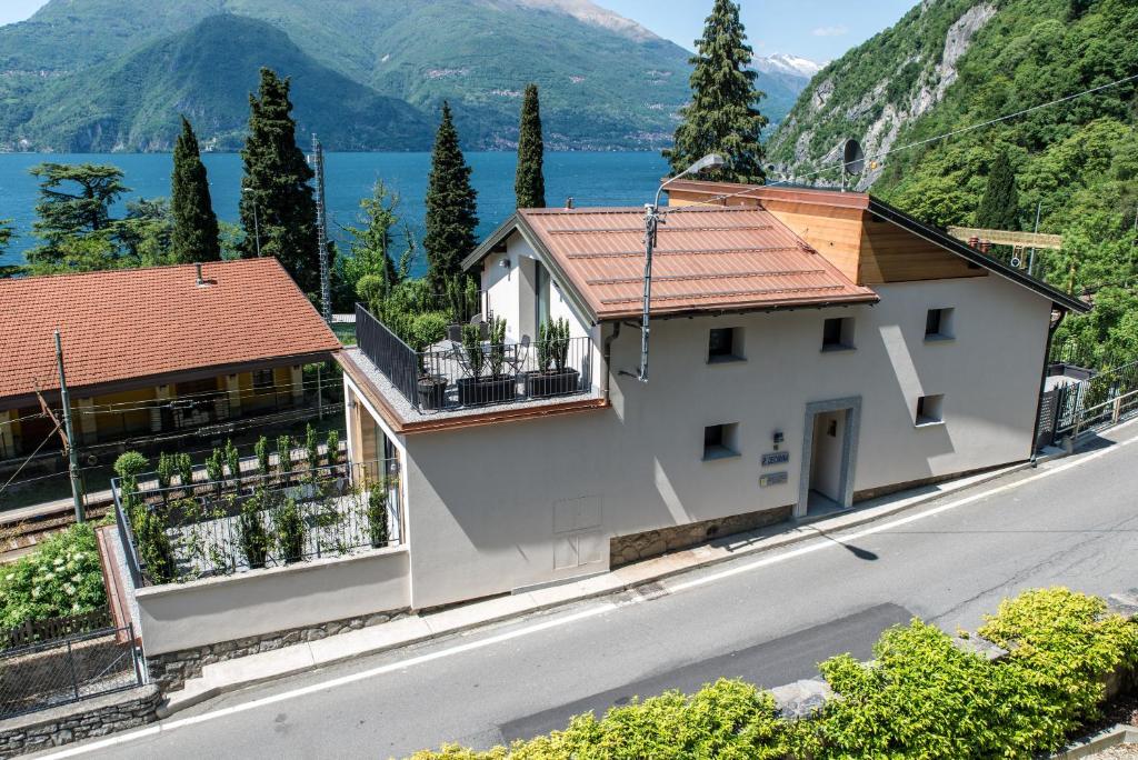 a house on the side of a road at Residenza Decimina in Varenna