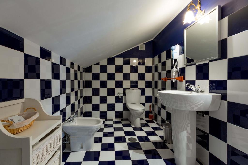 un baño con lavabo e inodoro en La Casona de la Roza, en Valbucar
