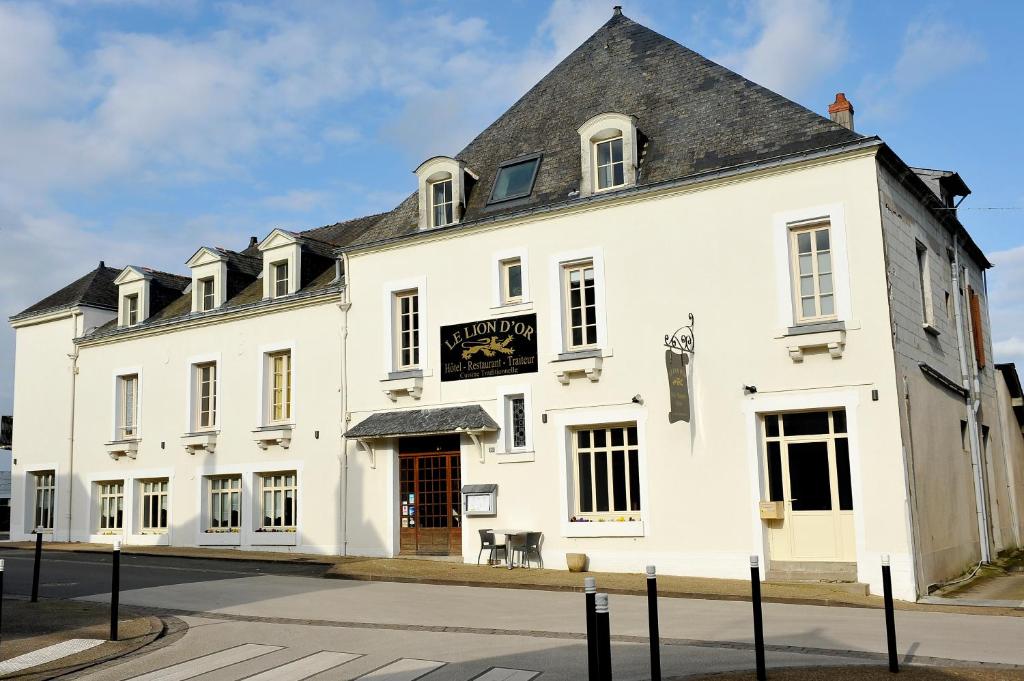 a white building with a black roof at Le Lion d'Or - Logis Hotels - Hotel 2 étoiles et restaurant in Ingrandes
