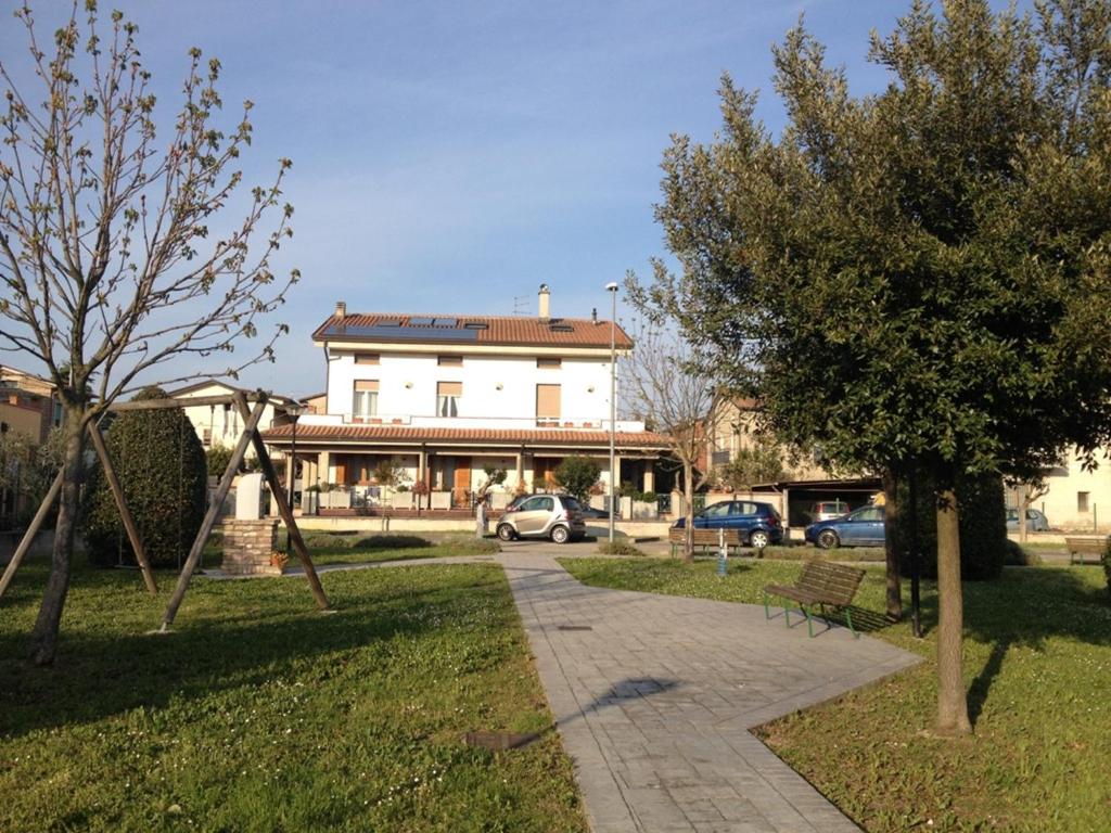 ein Gebäude mit in einem Park geparkt in der Unterkunft House degli Angeli Apartments in Assisi