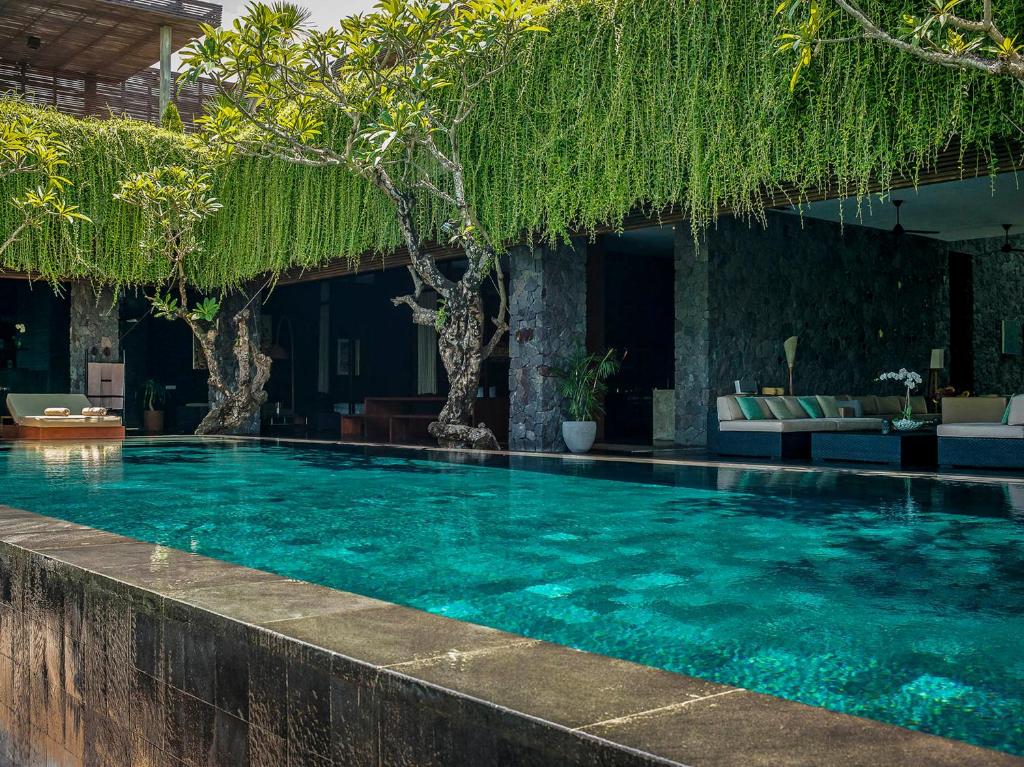 uma piscina em frente a uma villa em Villa Mana by Elite Havens em Canggu