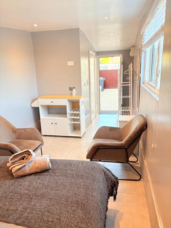 Posezení v ubytování The Garden Studio - Private Detached Studio with Ensuite Cozy and Self-Contained