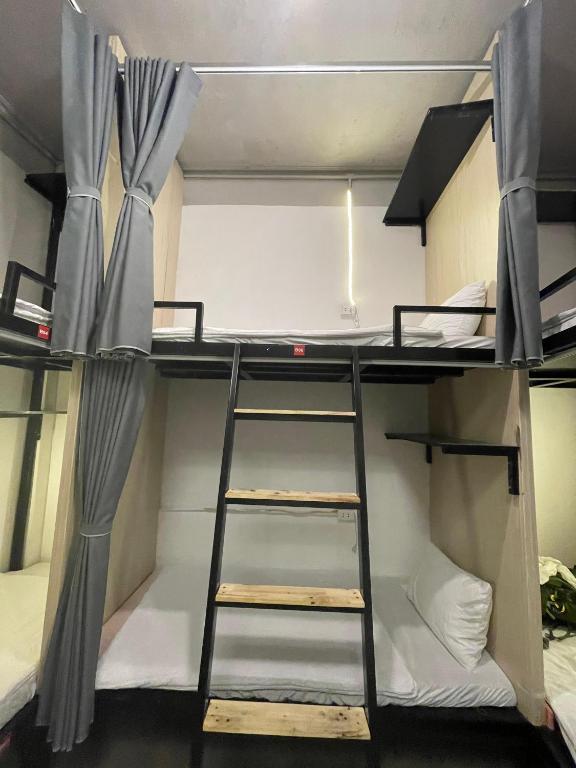 Palanda nebo palandy na pokoji v ubytování Heritage Corner Hostel